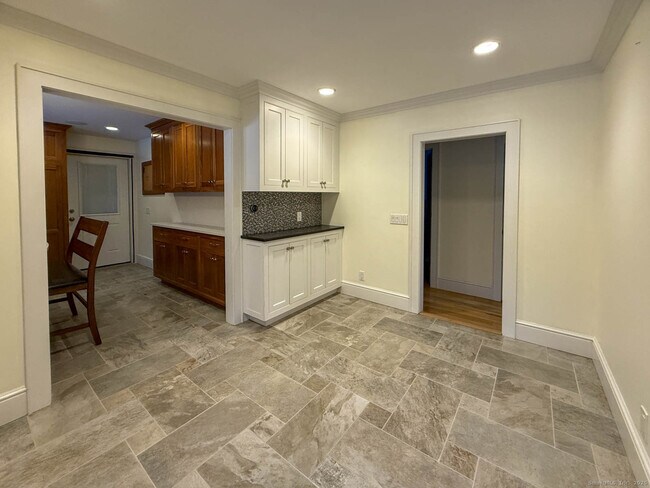 Building Photo - 2 Maple Ln