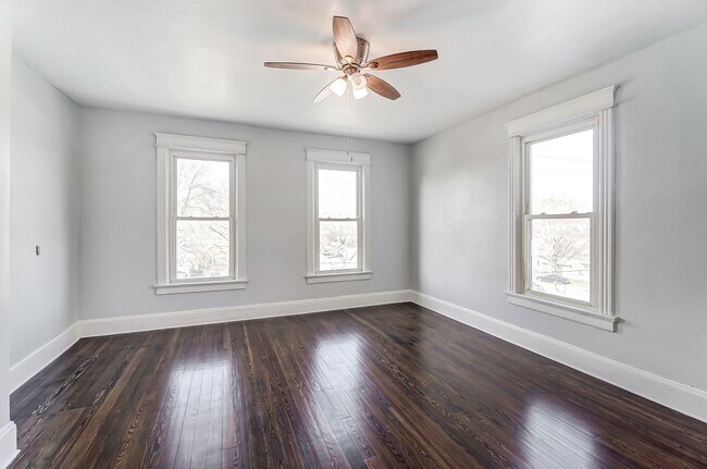 Building Photo - Three Bedroom Home in Hamilton!