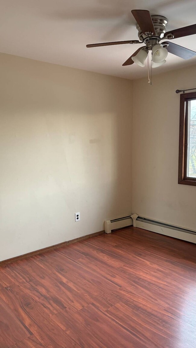 Building Photo - 182 Jerusalem Ave