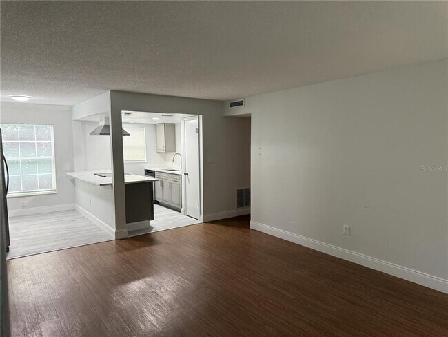 Building Photo - 726 Edgewater Dr