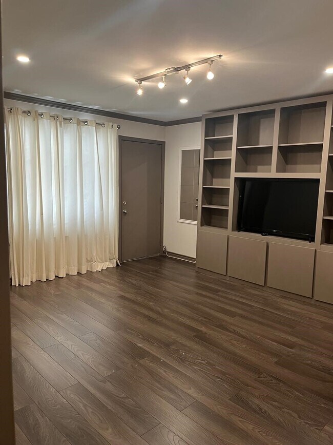 Building Photo - 845 Augusta Dr