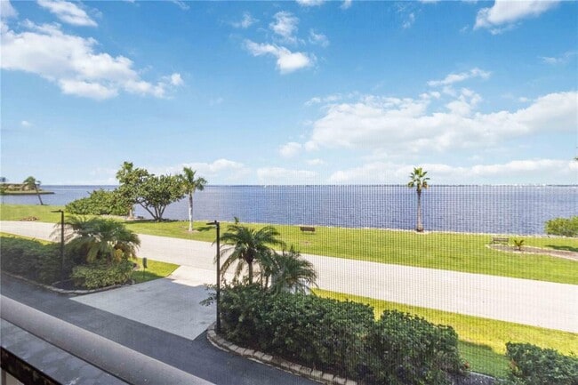 Building Photo - 1500 Park Beach Cir