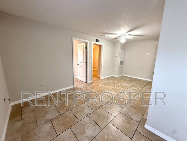 Building Photo - 810 Eresken Ave