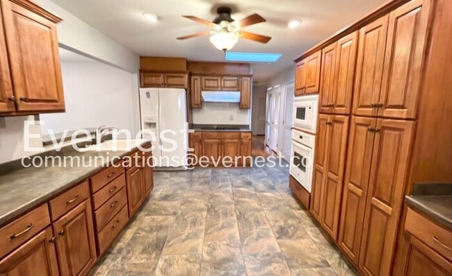 Building Photo - 5737 Garrett Dr