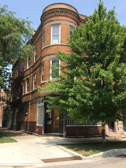 Building Photo - 2558 W Iowa St