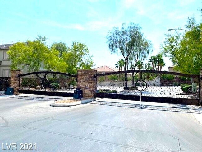 Building Photo - Gated Community! Fabulous 4 Bedrooms Plus ...