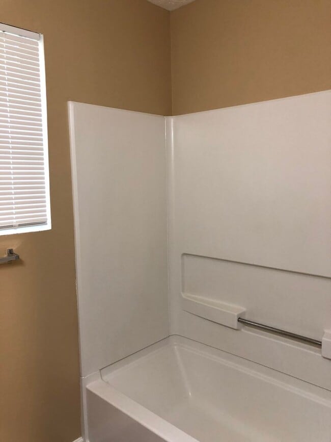 Building Photo - 2 bedroom/ 1.5 bath Unit