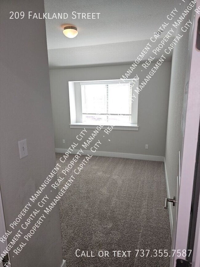 Building Photo - 209 Falkland St