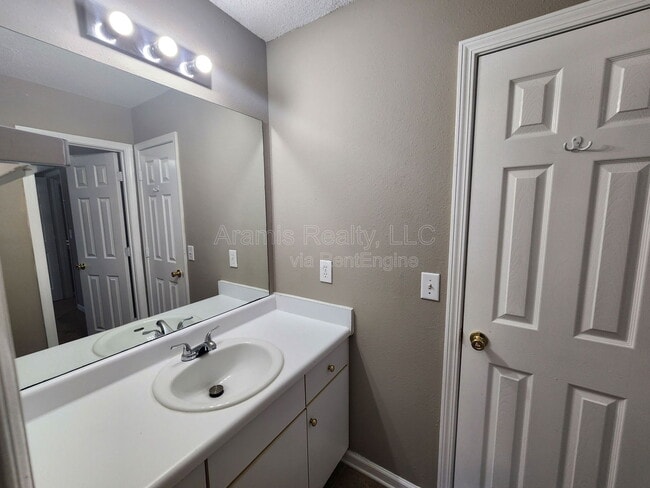 Building Photo - 5886 Ravensway Dr