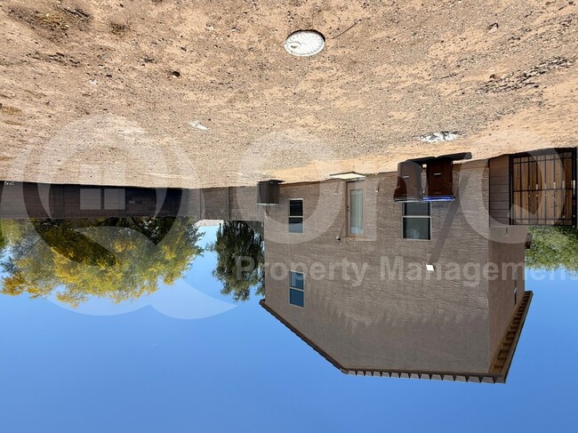 Building Photo - 822 N Navajo Ln