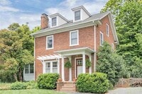 Building Photo - Charming & Pet-Friendly Downtown Gem