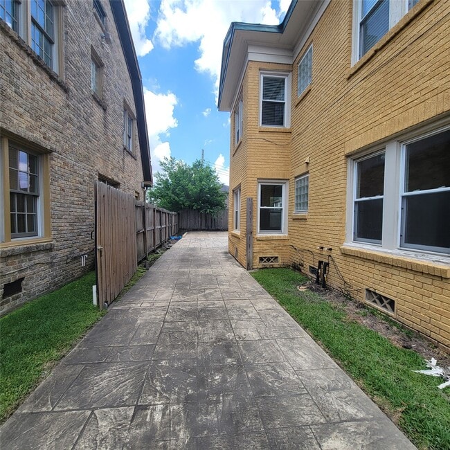 Building Photo - 2408 Huldy St