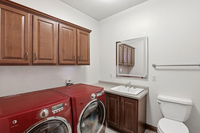 Building Photo - Stunning Appleton Home