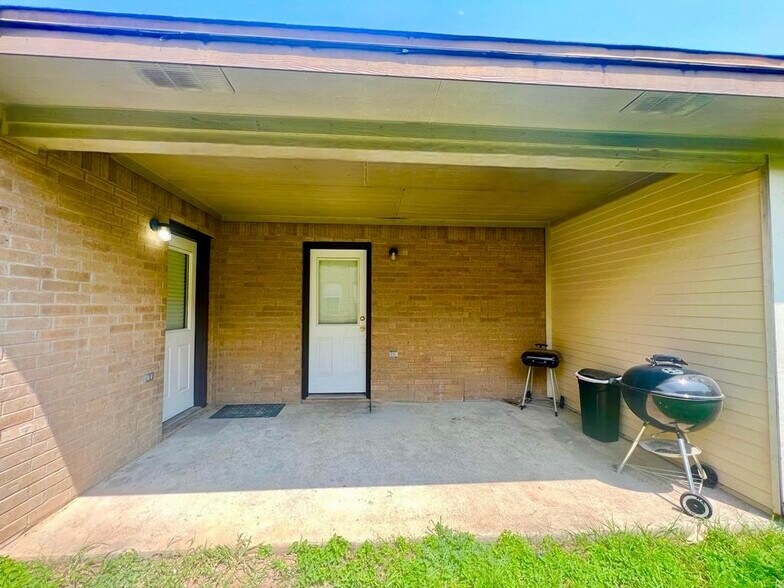 Building Photo - 3407 Barcelona Dr