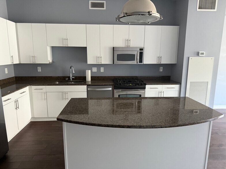 Building Photo - 401 N 2nd St