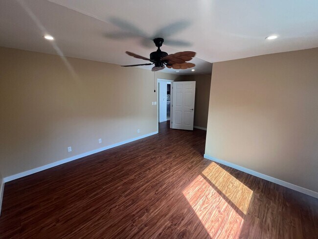 Building Photo - Renovated 6 Bedroom, 3.5 Bath Home with 2 Garages in Aina Haina