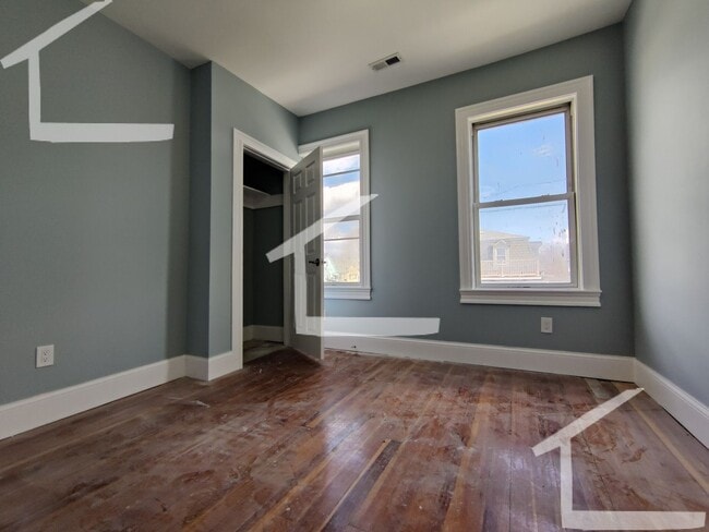 Building Photo - Huge 4 bed in Somerville