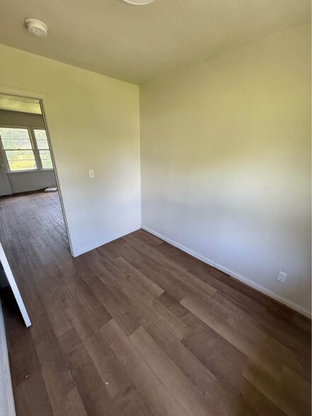 Building Photo - 932 W Teel Rd