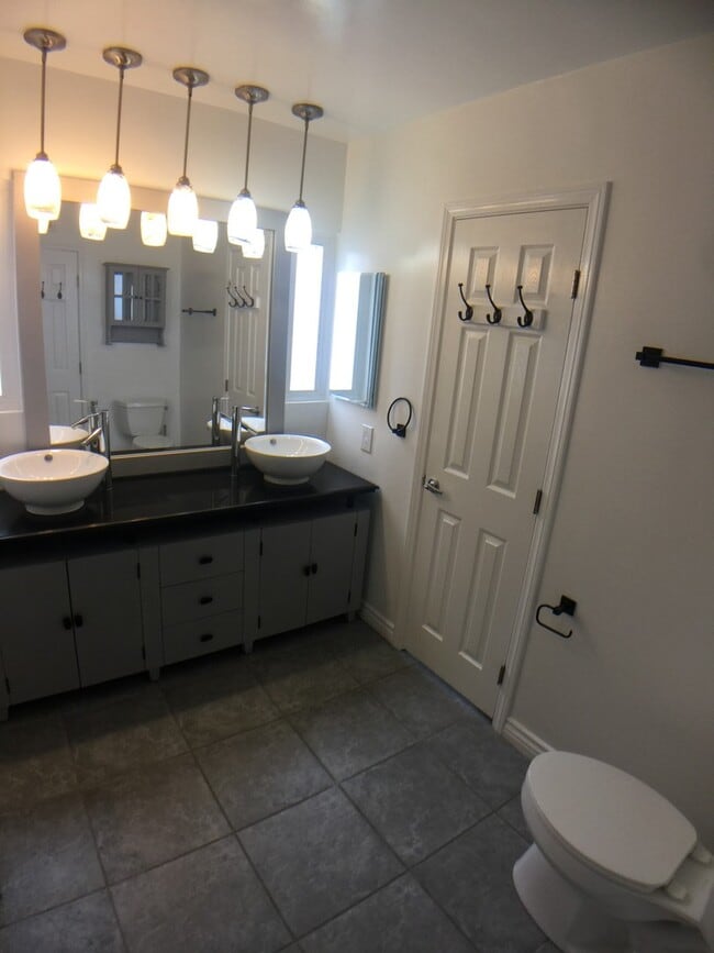 Building Photo - Spacious 4 Bed/2 Bath Spacious House for Lease in El Segundo