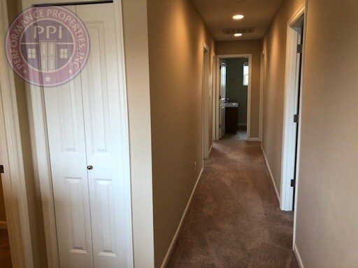 Building Photo - Orenco Station - Beautiful 4 Bedroom Gem! ...