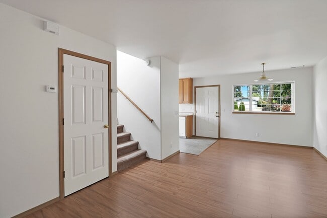 Building Photo - 732 NW Paragon Pl