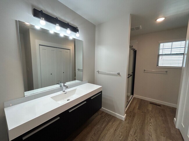 Building Photo - West AVL - 1/1 Like New Duplex