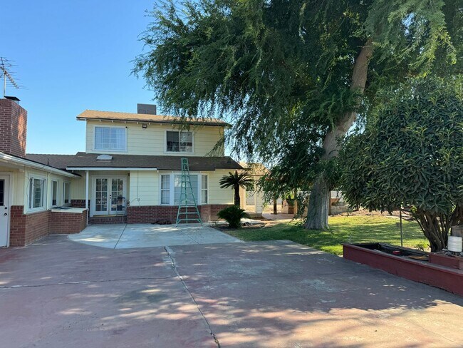 Building Photo - Country Estate Living at its BEST - 4 Bedrooms, 3 Bathrooms in Delano - Liberty One Real Estate G...