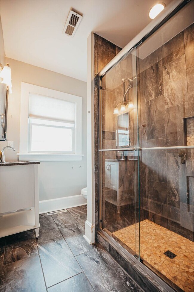 Building Photo - Home with Beauty, Character and Great LOCA...