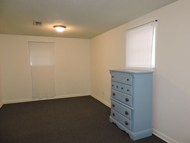 Building Photo - Convenient location!