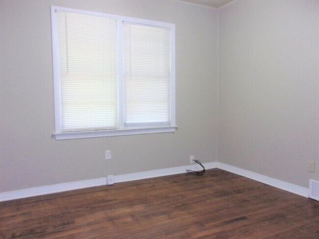 Building Photo - 3 BED 1 BATH IN CASADY HEIGHTS ADDITION OF THE VILLAGE