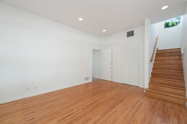 Building Photo - 1685 Sunset Plaza Dr