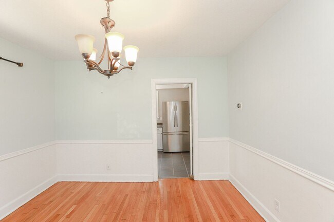 Building Photo - Cape Cod Rental Available in Norfolk!