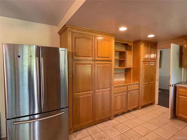 Building Photo - 1420 Kensington Dr