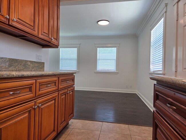 Building Photo - Adorable Beach-Close 2 Bedroom Bungalow in...