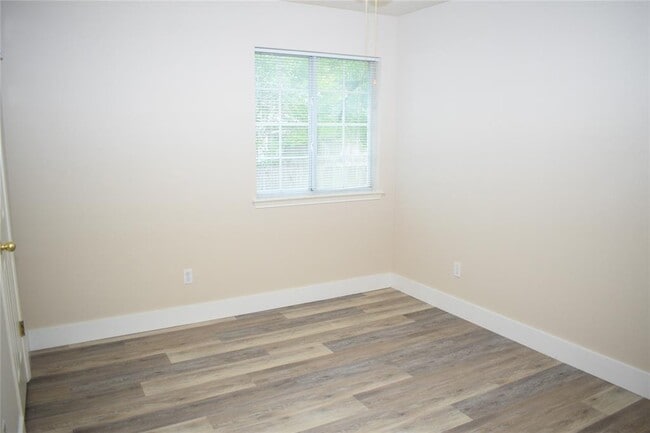 Building Photo - 3810 Newland Dr