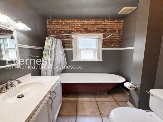 Building Photo - 2-Bed/1-Bath Home/Available Now!
