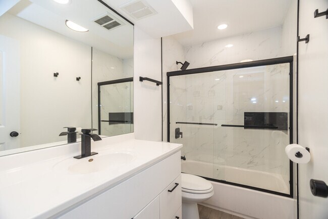 Building Photo - 2927 W Lyndale St