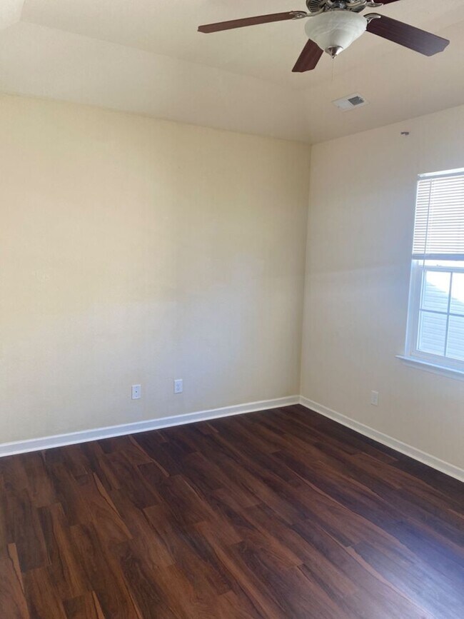 Building Photo - 5500 Muth Ct