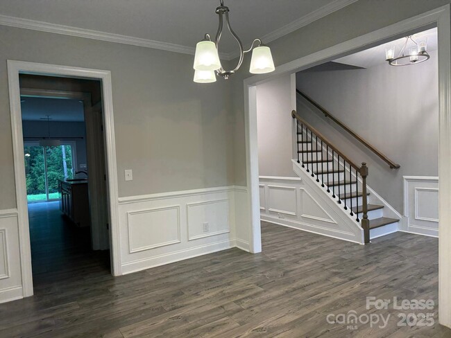 Building Photo - 121 Pine Eagle Dr