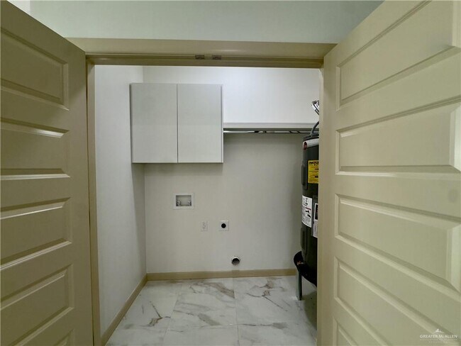 Building Photo - 1304 Rosewood Ln