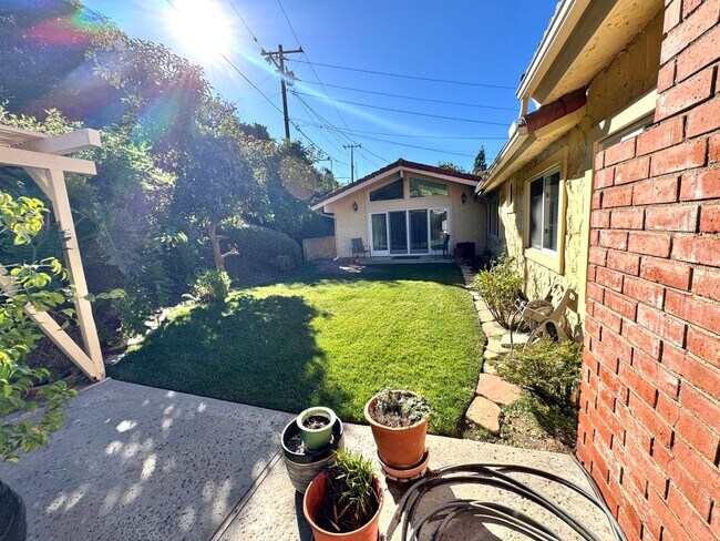 Building Photo - Quiet cul-de-sac Ondulando home