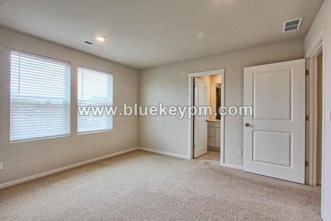 Building Photo - 10312 NE 79th Ct