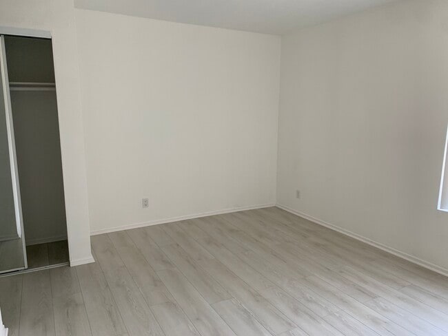 Building Photo - 2218 N Beachwood Dr