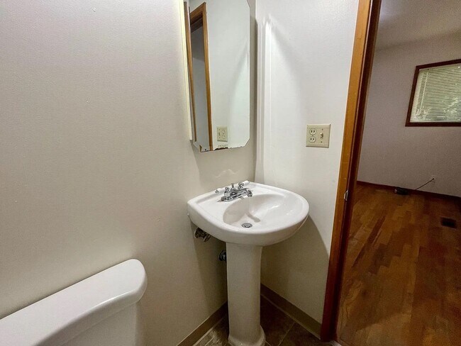 Building Photo - Charming 3 Bedroom 2 Bath Home with Large ...