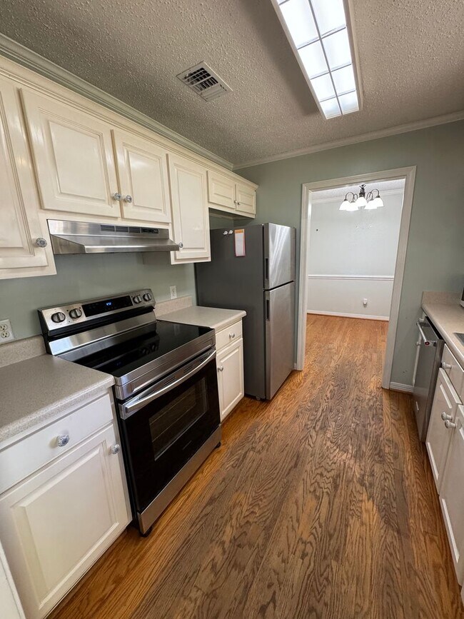 Building Photo - GREAT COMMUTE LOCATION!