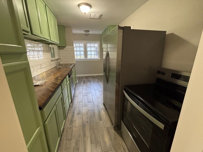 Building Photo - Charming Broadmoor Home