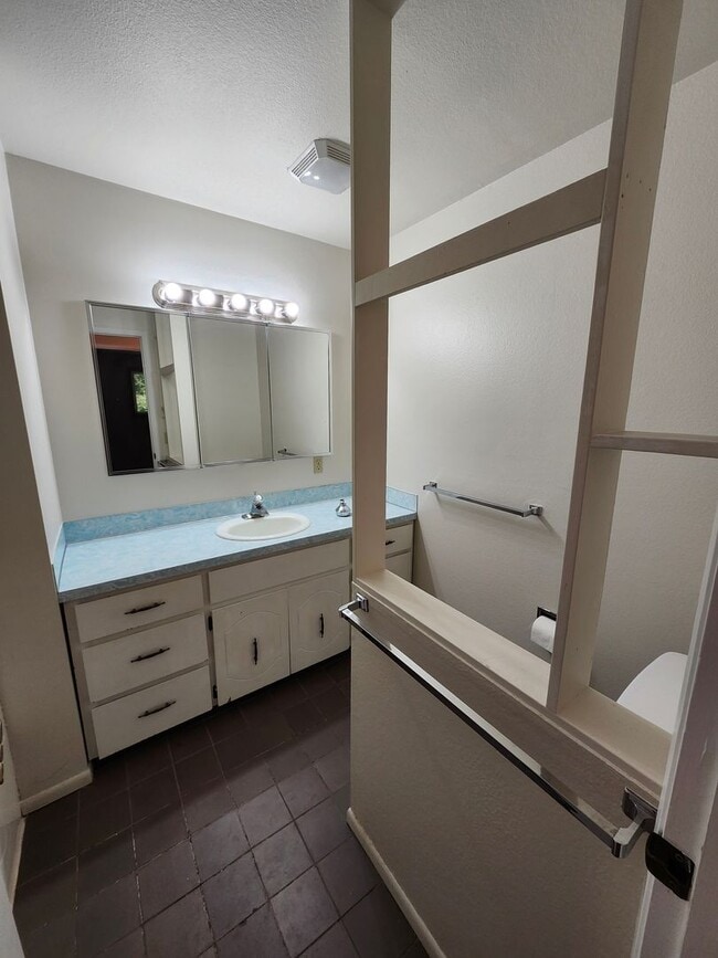 Building Photo - Walk to the River! 3 bed, 2 bath on Quiet ...