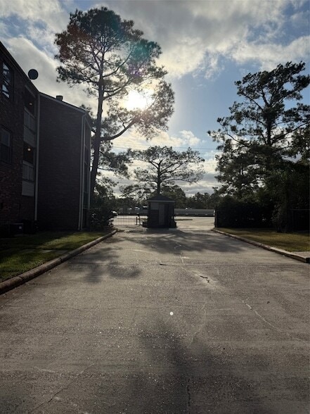 Building Photo - 2501 Gulf Fwy