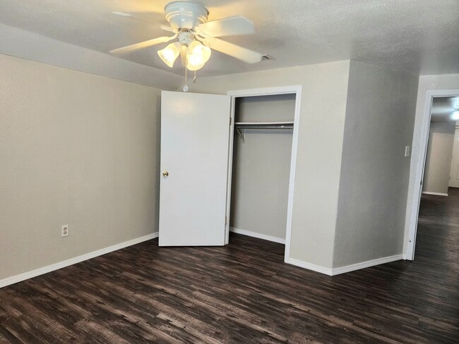 Building Photo - 905/907 N Ave K - duplex