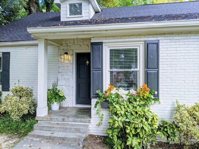 Building Photo - Charming 1 Bedroom Duplex in Buckhead!